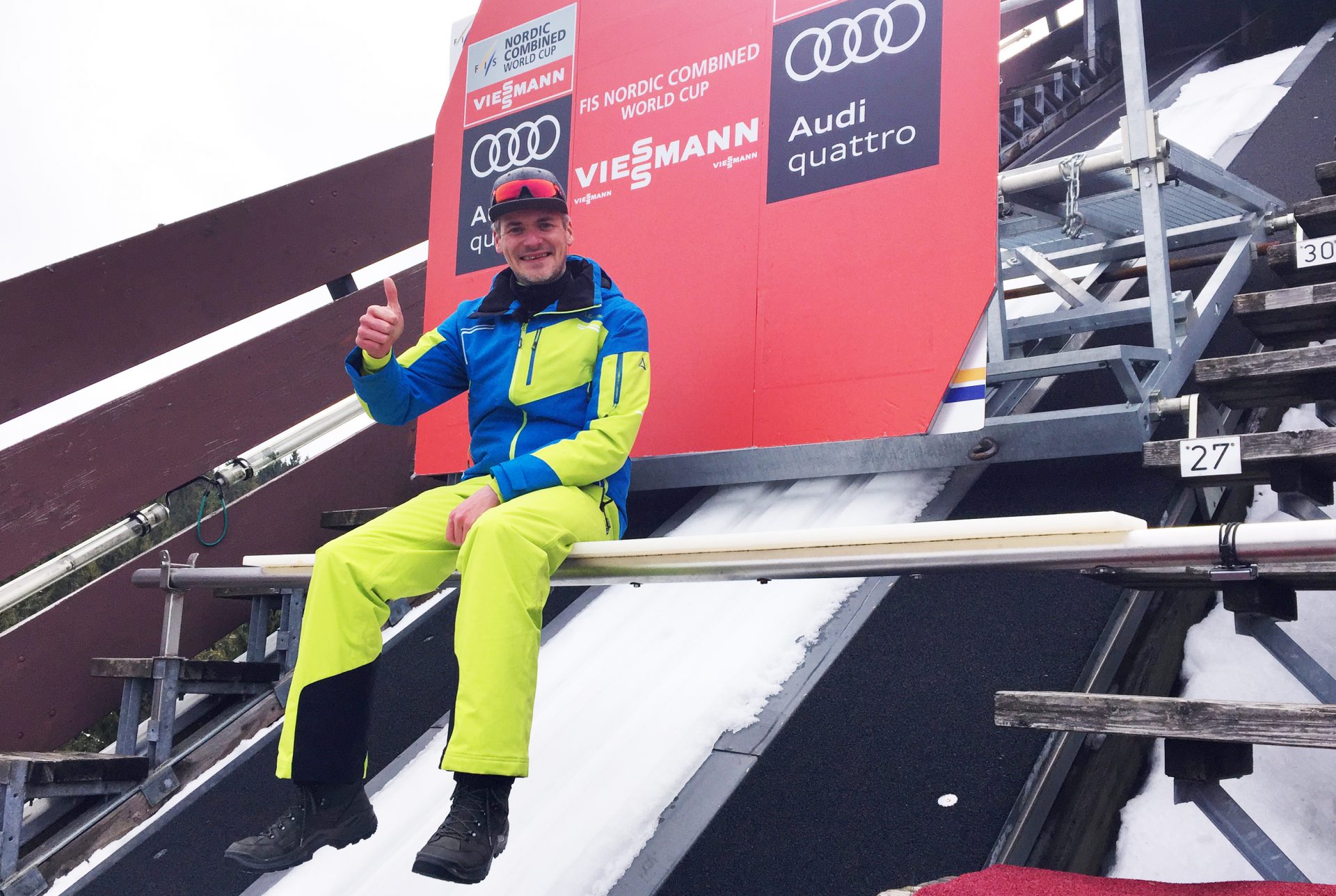 Stefan Lubowitzki ist Moderator beim Weltcup in Schonach. Hier sitzt er auf dem Balken der Langenwaldschanze.
