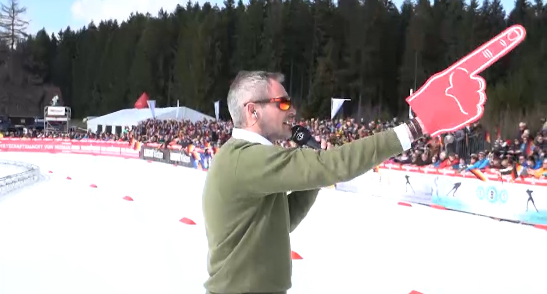 Sport-Entertainer, Stadionsprecher und Moderator Stefan Lubowitzki sorgt beim Weltcup in Schonach für die überragende Stimmung